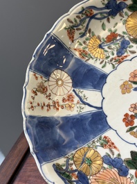 A Chinese verte-Imari dish with floral decor, Kangxi