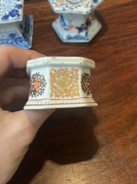 Een paar Chinese blauw-witte vazen en vier zoutvaten in blauw-wit, famille rose en Imari-stijl, Kangxi/Qianlong