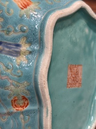 Een paar Chinese famille rose bladvormige kommen met vlinders op turquoise fondkleur, Jiaqing merk en periode