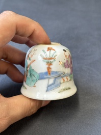 Groupe de trois objets de bureau d'&eacute;rudit en porcelaine de Chine famille rose, marque de Qianlong, 19/20&egrave;me