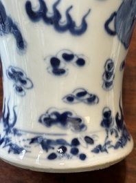 Een paar Chinese blauw-witte dekselvazen en drie potten, 19e eeuw