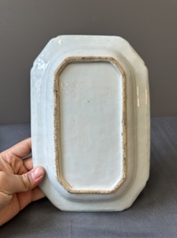 Une soupi&egrave;re couverte sur son support en porcelaine de Chine famille rose &agrave; d&eacute;cor mandarin et une th&eacute;i&egrave;re couverte, Qianlong