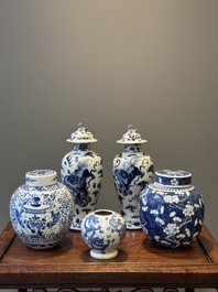Een paar Chinese blauw-witte dekselvazen en drie potten, 19e eeuw