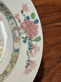 Assiette en porcelaine de Chine famille rose &agrave; d&eacute;cor 'Magu', Yongzheng