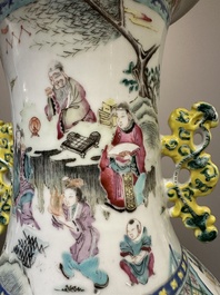 Paire de vases en porcelaine de Chine famille rose &agrave; d&eacute;cor narratif, 19&egrave;me