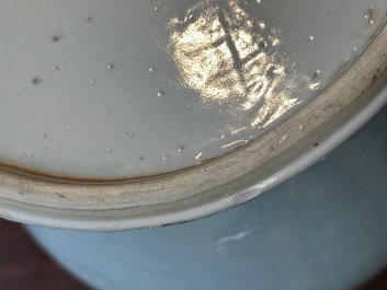 Rare vase en porcelaine de Chine en bleu et blanc &agrave; d&eacute;cor floral, Kangxi