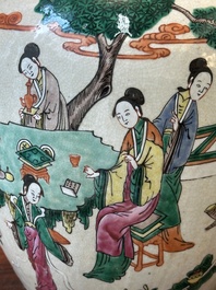 Une paire de pots et un plat en porcelaine de Chine famille rose de Nankin, marque de Chenghua, 19&egrave;me