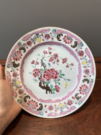 Five Chinese famille rose plates with floral design, Yongzheng/Qianlong