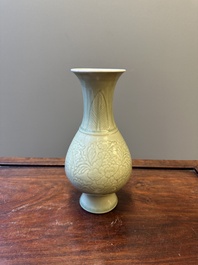 Vase en porcelaine de Chine en c&eacute;ladon monochrome &agrave; d&eacute;cor floral incis&eacute;, Kangxi
