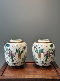 Une paire de pots et un plat en porcelaine de Chine famille rose de Nankin, marque de Chenghua, 19&egrave;me