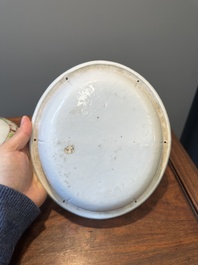 Une terrine couverte &agrave; deux compartiments et une assiette monogramm&eacute;e en porcelaine de Chine famille rose de Canton, 19&egrave;me