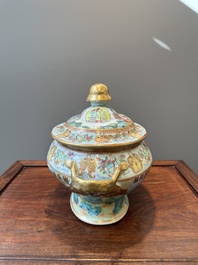 Een Chinese Canton famille rose dekselterrine  met bijbehorend bord, 19e eeuw