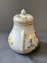 Une soupi&egrave;re couverte sur son support en porcelaine de Chine famille rose &agrave; d&eacute;cor mandarin et une th&eacute;i&egrave;re couverte, Qianlong
