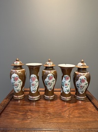 Garniture de cinq vases en porcelaine de Chine famille rose &agrave; d&eacute;cor floral sur fond brun capucin, Yongzheng/Qianlong