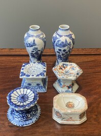 Een paar Chinese blauw-witte vazen en vier zoutvaten in blauw-wit, famille rose en Imari-stijl, Kangxi/Qianlong