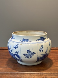 Een Chinese blauw-witte kom met mythische dieren, Kangxi