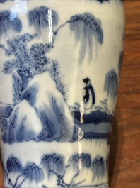 Garniture de cinq vases en porcelaine de Chine en bleu et blanc &agrave; d&eacute;cor de paysage, 19&egrave;me