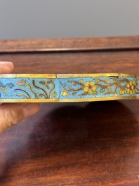 Coupe de forme quadrilobe en &eacute;maux cloisonn&eacute;s &agrave; d&eacute;cor floral sur socle en bois, Chine, Yongzheng