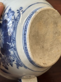 Paire de sauci&egrave;res et terrines couvertes en porcelaine de Chine en bleu et blanc, Qianlong