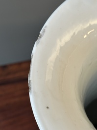 Vase de forme 'gu' en porcelaine de Chine doucai &agrave; d&eacute;cor de coq, marque de Qianlong, 19&egrave;me