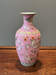 Een Chinese famille rose vaas met vlinders op roze sgraffito fond, Qianlong merk en mogelijk periode