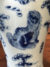 Een paar Chinese blauw-witte dekselvazen en drie potten, 19e eeuw
