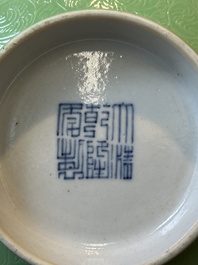Een Chinese famille rose kom met sgraffito groene fondkleur, Qianlong merk en periode