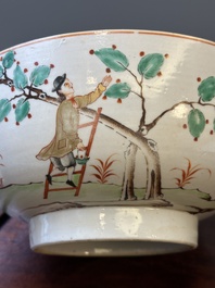 Een in Nederland gedecoreerde Chinese kom en een Canton famille rose kom met mandarijns decor, Qianlong