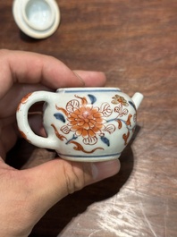 Een Chinese Imari-stijl miniatuur theepot, Kangxi