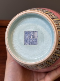 Een Chinese famille rose vaas met vlinders op roze sgraffito fond, Qianlong merk en mogelijk periode