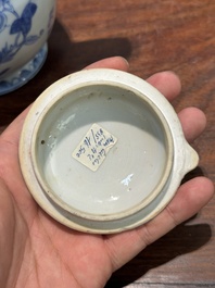 Twee Chinese blauw-witte dekselkannen met floraal decor, Yongzheng/Qianlong