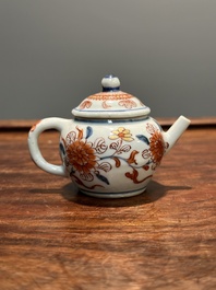 Een Chinese Imari-stijl miniatuur theepot, Kangxi