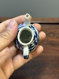 Deux vases, deux pichets miniatures et une bo&icirc;te &agrave; th&eacute; en porcelaine de Chine en bleu et blanc, Kangxi