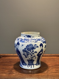 Vase en porcelaine de Chine en bleu et blanc &agrave; d&eacute;cor des 'Longues Dames', Kangxi