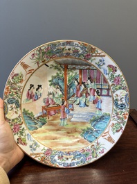 Twee Chinese Canton famille rose schotels met figuratief decor, 19e eeuw