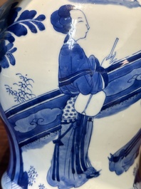 Vase en porcelaine de Chine en bleu et blanc &agrave; d&eacute;cor des 'Longues Dames', Kangxi