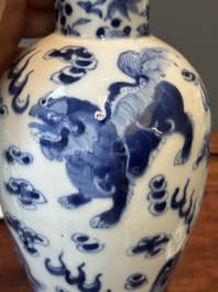 Een paar Chinese blauw-witte dekselvazen en drie potten, 19e eeuw