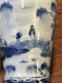 Garniture de cinq vases en porcelaine de Chine en bleu et blanc &agrave; d&eacute;cor de paysage, 19&egrave;me