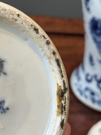 Een paar Chinese blauw-witte dekselvazen en drie potten, 19e eeuw