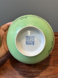 Een Chinese famille rose kom met sgraffito groene fondkleur, Qianlong merk en periode