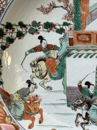 Een paar Chinese verte-Imari 'De vrouwelijke generaals van de familie Yang 楊門女將' schotels, Kangxi