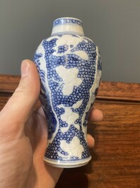 Een paar Chinese blauw-witte vazen en vier zoutvaten in blauw-wit, famille rose en Imari-stijl, Kangxi/Qianlong