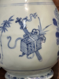 Twee Chinese blauw-witte dekselkannen met floraal decor, Yongzheng/Qianlong