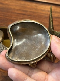 Bo&icirc;te couverte en bronze partiellement dor&eacute;e figurant Ebisu sur une dorade, Japon, sign&eacute;e Miyao Zo, Meiji, vers 1880