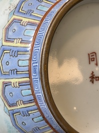 Paire de beaux vases de forme lanterne en porcelaine de Chine famille rose &agrave; d&eacute;cor des 'cent gar&ccedil;ons', marque Yan Xi Tong He 燕囍同和, R&eacute;publique