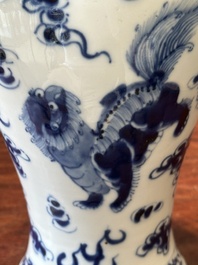 Een paar Chinese blauw-witte dekselvazen en drie potten, 19e eeuw