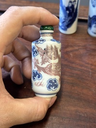 Zeven Chinese blauw-witte en koperrode snuifflessen, Yongle en Yongzheng merk, 19e eeuw