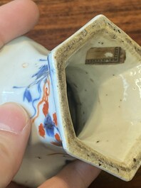 Een paar Chinese blauw-witte vazen en vier zoutvaten in blauw-wit, famille rose en Imari-stijl, Kangxi/Qianlong