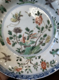 Een paar Chinese famille verte en een paar famille rose koppen en schotels, Kangxi/Yongzheng
