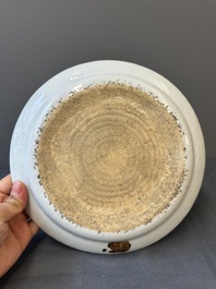 Un plat armori&eacute; et une assiette aux armes de De Heere pour le march&eacute; hollandais en porcelaine de Chine, Qianlong